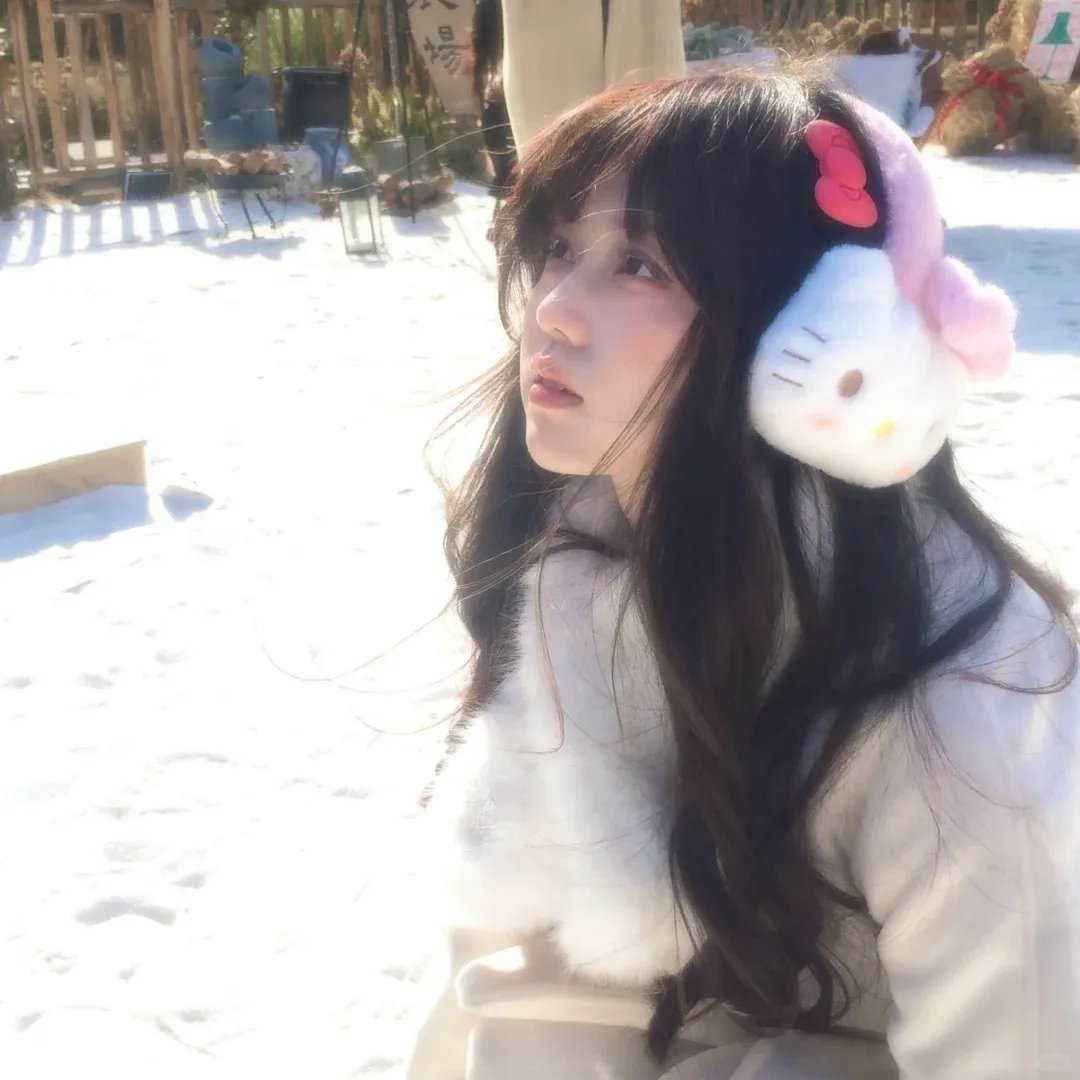 玻璃橱窗中的姑娘